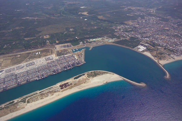 PORTO DI GIOIA TAURO: LICENZIARE 500 LAVORATORI E’ DA CRIMINALI