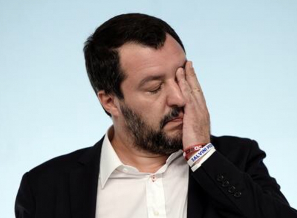 IN BALIA DELLE ONDE: UN SALVAGENTE PER SALVINI